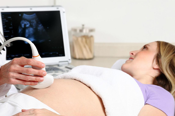 ژل سونوگرافی ۱ لیتری پلی ژل در حال استفاده بر روی شکم خانم باردار  برای سایت ایمان طب 